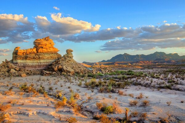 Hermosa naturaleza en el desierto y el cielo