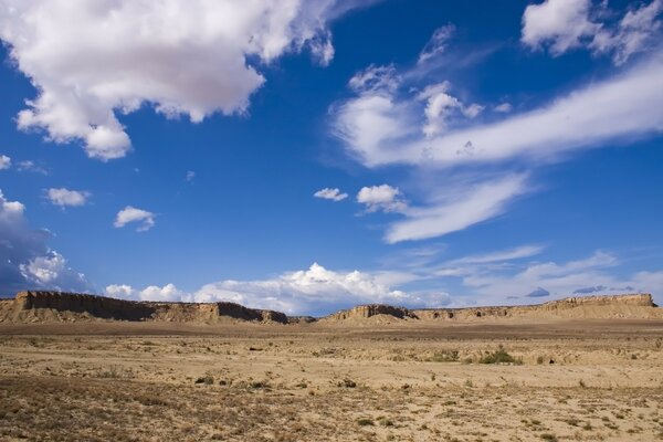 Désert steppe et temps nuageux