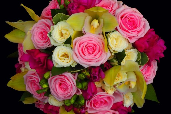 Ein schöner Blumenstrauß aus gelben und rosa Rosen in der Verpackung