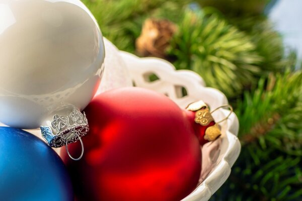 Bolas de Natal na cesta no fundo de ramos de abeto