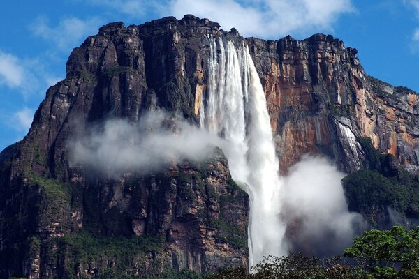 Majestuosa cascada cae de las montañas