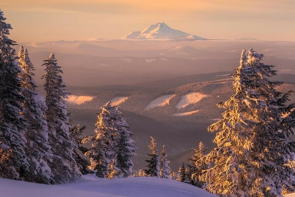 Blick auf einen großen schneebedeckten Berg