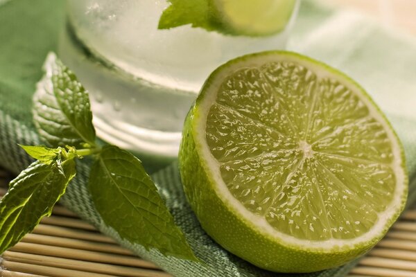 Hojas de menta y Lima en un pañuelo verde