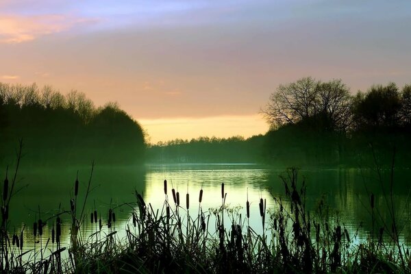 Coucher de soleil sur le lac silencieux, à la surface de l eau fantôme