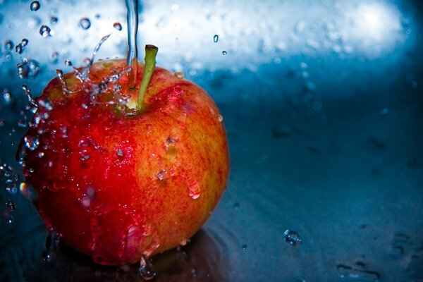 Wasser auf einen Apfel fallen lassen