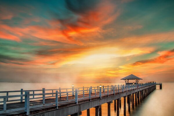 Ein langer Pier, der in die Ferne des Meeres führt