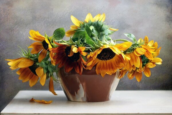 Blumen in einer Vase auf dem Tisch