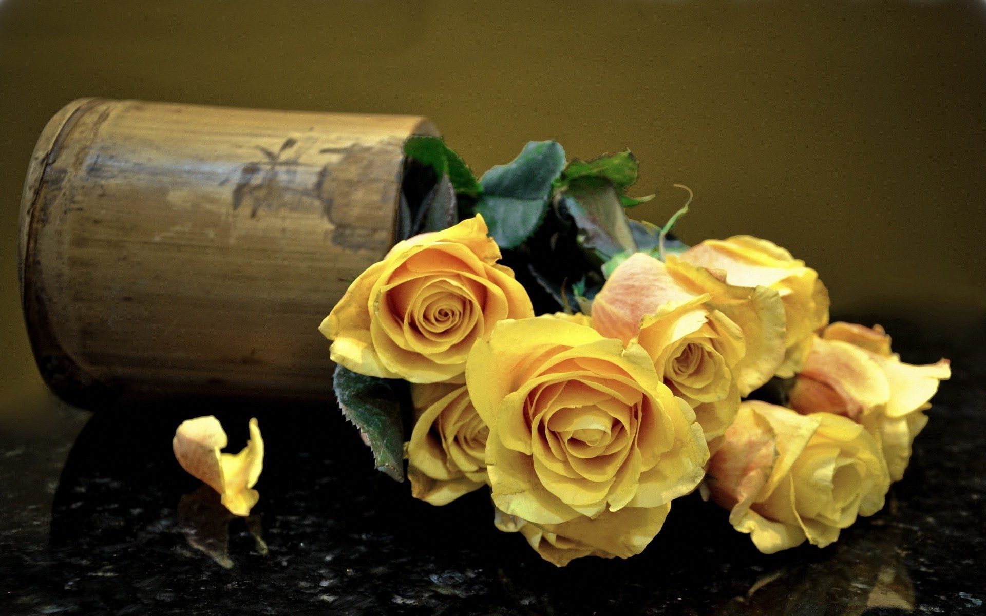 букет желтых цветов ваза стол скачать