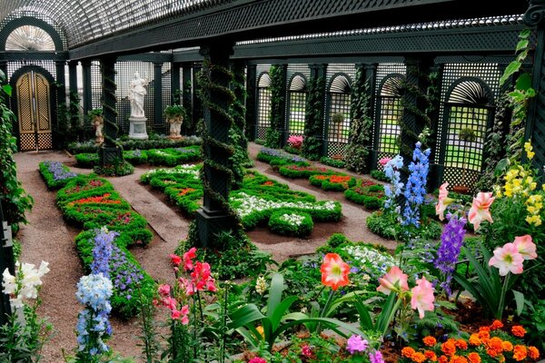 Large courtyard with garden and flora