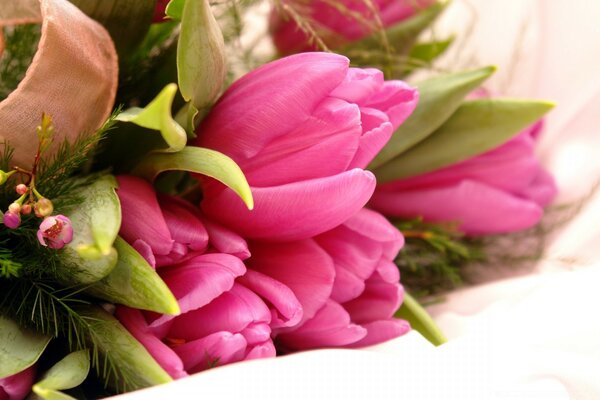 Fleurs naturelles avec des feuilles bouchent