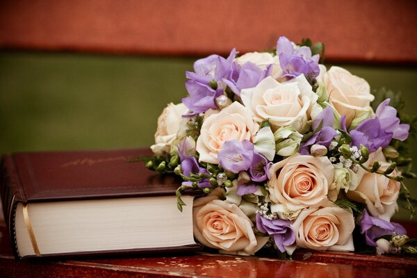 Hermoso ramo de flores con un libro en la tienda