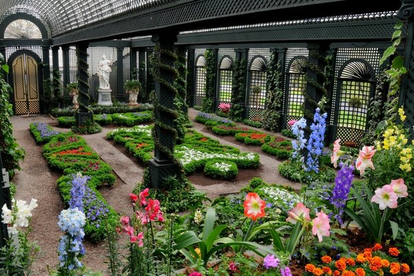 Viaggi. Decorazione del giardino di una casa di campagna