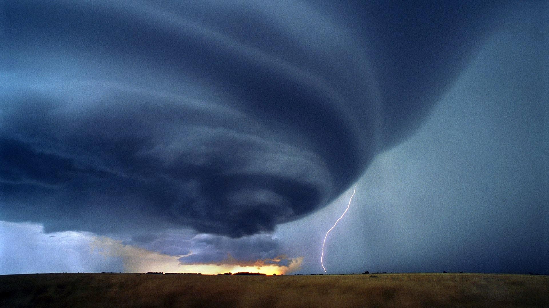 vento tempesta fulmine temporale cielo paesaggio tornado tramonto pioggia natura tempo tuono flash scuro sole drammatico luce