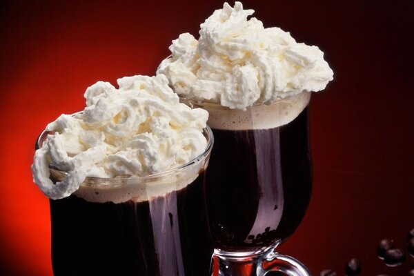 Café em copo com chantilly