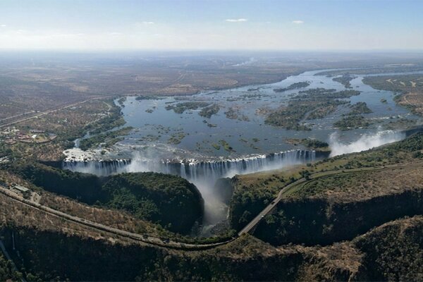 Riesiger Wasserfall-Pool im Dschungel