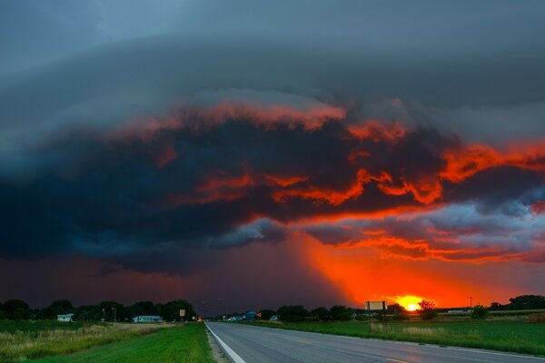 La strada che va lontano al tramonto