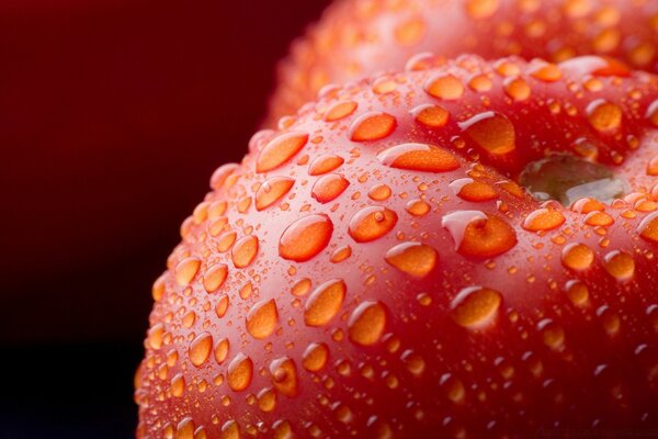 Nahaufnahme der roten Frucht in Tropfen