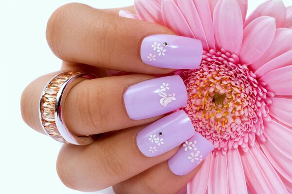 Manicure bonita no fundo da flor