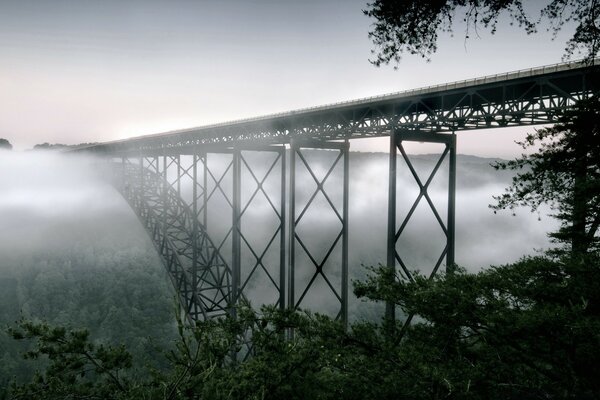 Pont sortant dans un épais brouillard