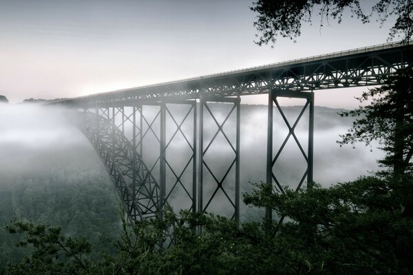 Мост уходящий в густой туман