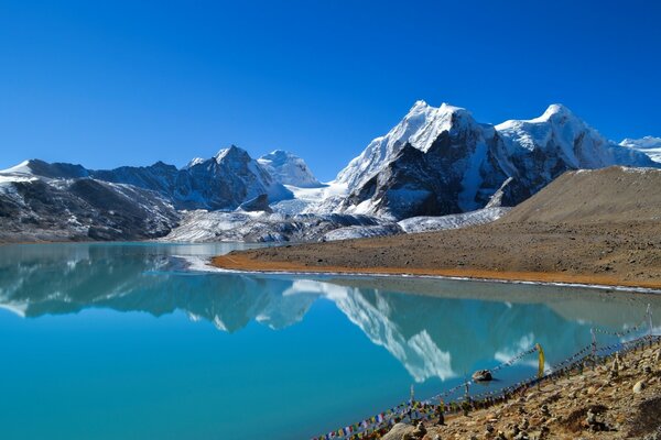 Lago azul entre rocas blancas