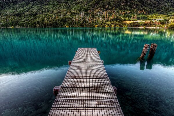 Jetée dans l eau bleu ciel