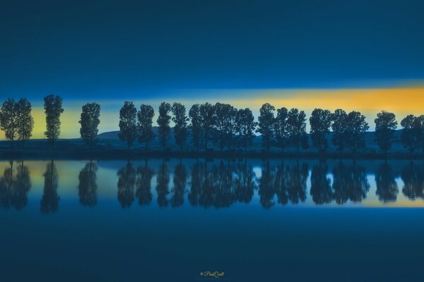 Reflexão lunar na vontade sobre o lago