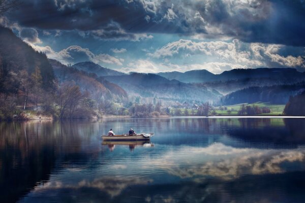 Bergsee Landschaft mit Boot auf dem Wasser