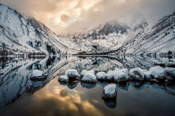 Paisaje invernal de lagos y montañas