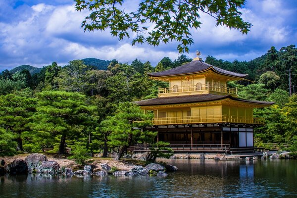 Japanisches Zelt im Wald ist öfter aus Holz mit Wasser gegossen