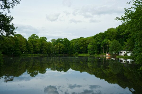 Ein einsames Haus im Wald am Wasser