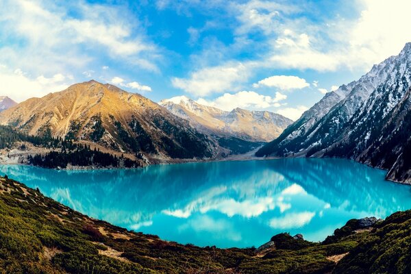 Lago de montaña. Lago azul. Viajes