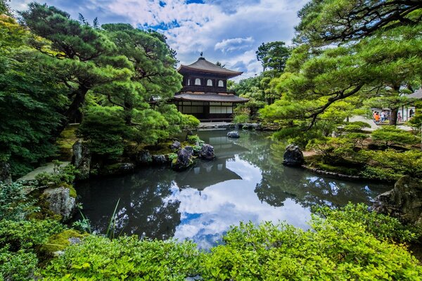 Chinesisches Haus am See. Die Natur