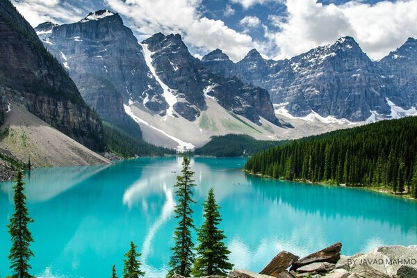 Beau lac de montagne avec de l eau bleue