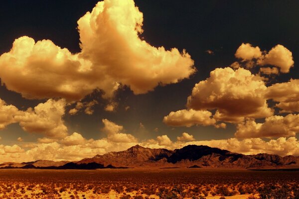 Paisagem montanhosa com grandes nuvens