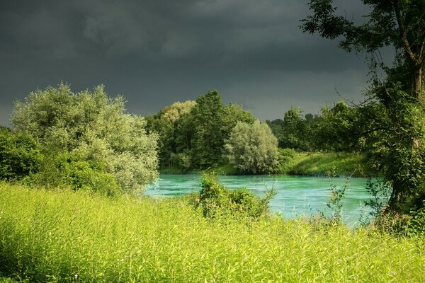 Düsterer Himmel auf dem Kopf, ein Fluss vor den Augen