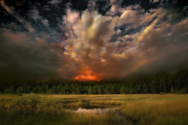 Tramonto luminoso nel cielo nuvoloso