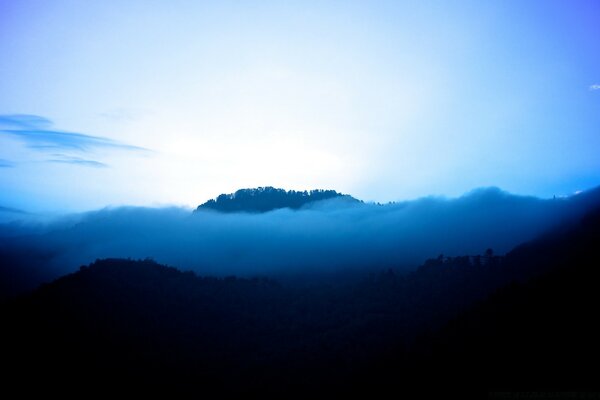 Paesaggio serale: nebbia in montagna