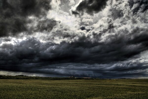 Dunkle Wolken schweben über dem Feld