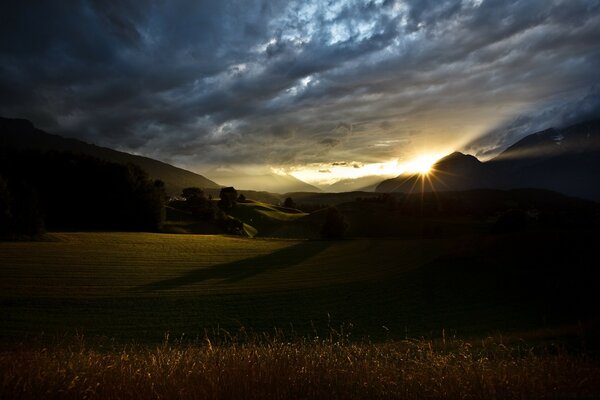 Sonnenuntergang in einer Berg- und Flachlandlandschaft