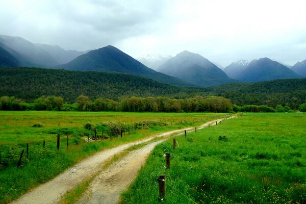 Berge, Straße und grenzenlose Natur