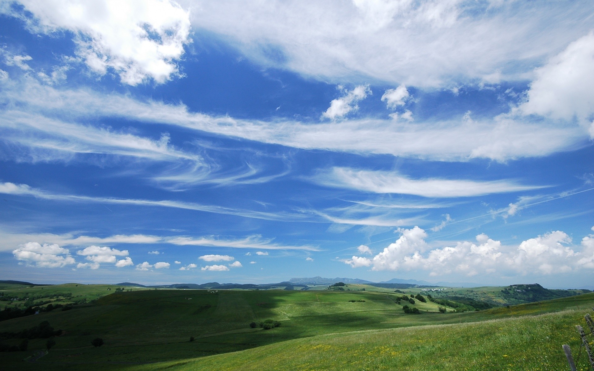 paysage paysage ciel nature herbe en plein air colline voyage été campagne scénique nuage champ arbre agriculture rural montagnes pâturages beau temps