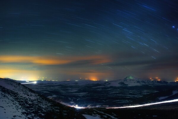 Alba nel paesaggio della gola di montagna