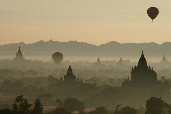 Amanecer retro con paisaje de globos