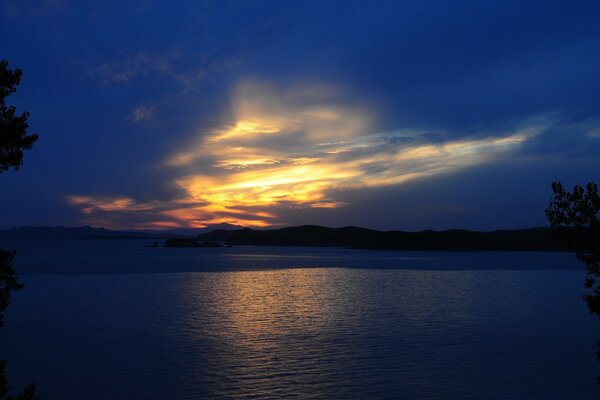 Um belo pôr do sol sobre o lago