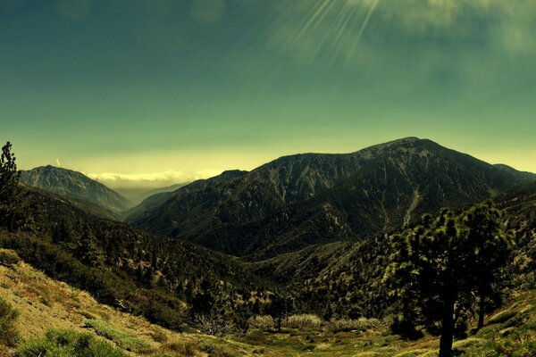 Hermosas montañas paisaje soleado