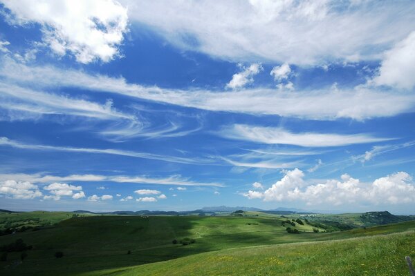 Hermoso cielo nublado azul