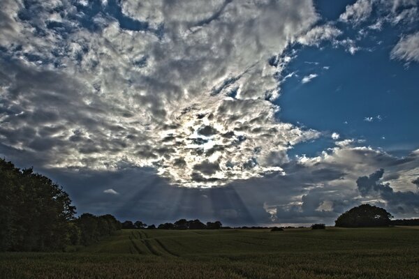 Les rayons du soleil traversent les nuages