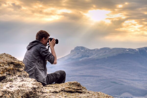 Photographer shoots morning in the mountains