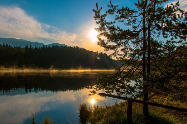 Coucher de soleil fascinant sur le lac